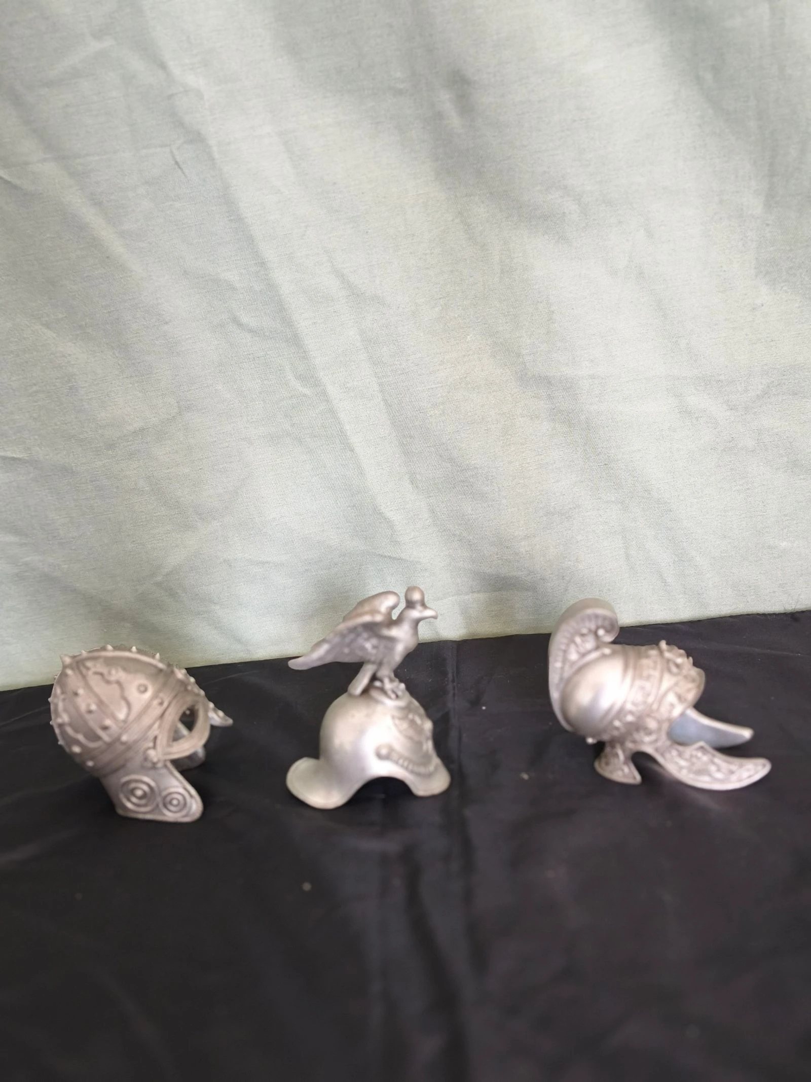 Set van drie historische decoratieve miniatuurhelmen van metaal – photo 2